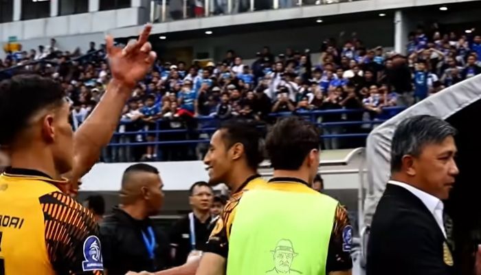 Van Basty Sousa Disorot Usai Laga Persib vs Persija, Gestur Jari Tengah Viral