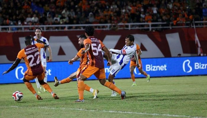 Persib Kokoh di Puncak, Adam Alis Ingatkan Rekan-rekannya Tetap Menginjak Bumi