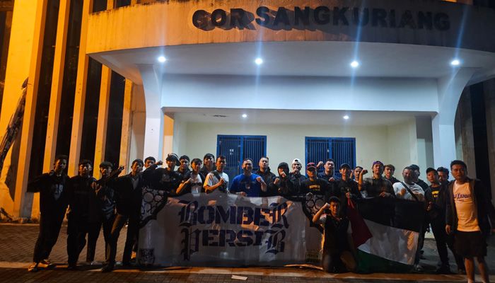 Bomber Gerak Bareng: Ngabuburit Beberesih GOR Sangkuriang dan Bagi-Bagi 200 Takjil