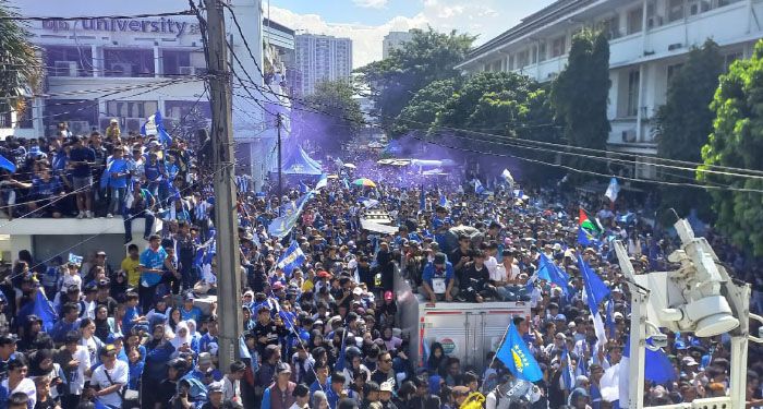 Lautan Biru Padati Asia Afrika, Bobotoh Rela Menginap Demi Sambut Persib Juara