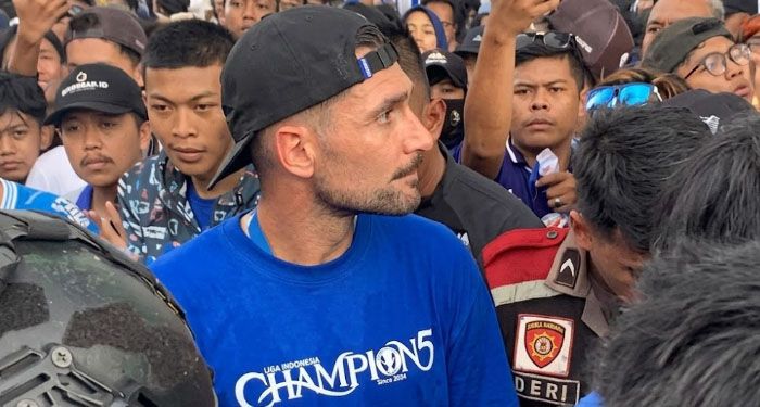 Viral! Detik-detik Frans Putros Kehilangan Ponsel Saat Konvoi Juara Persib