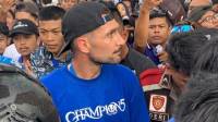 Viral! Detik-detik Frans Putros Kehilangan Ponsel Saat Konvoi Juara Persib