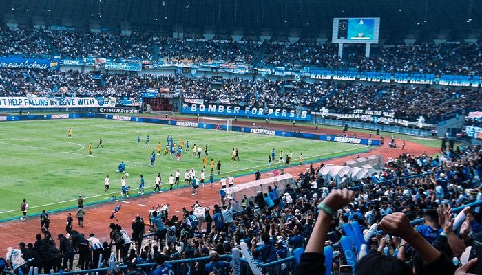Reaksi Bobotoh Usai Persib Remontada, Soroti Rumput GBLA yang Buruk dan tidak Enak Dilihat