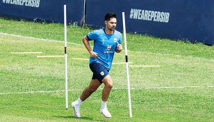 Igor Tolic Ungkap Seberapa Besar Peluang Sandy Walsh Debut di Laga Persib Kontra Port FC