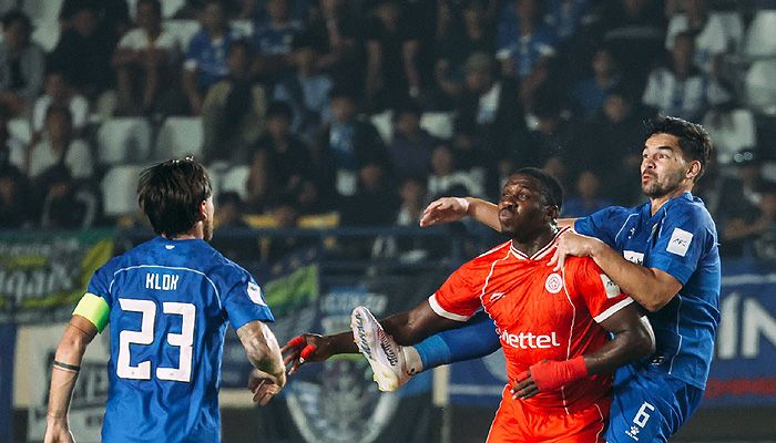 ACL Two 2026/27: Gol Penalti Mariano Peralta Bawa Persib Unggul Atas The Cong-Viettel FC di Babak I